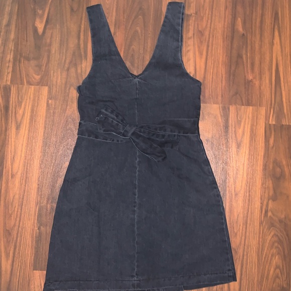 ASOS DESIGN washed black denim sleeveless button pinafore mini dress. - Picture 16 of 16